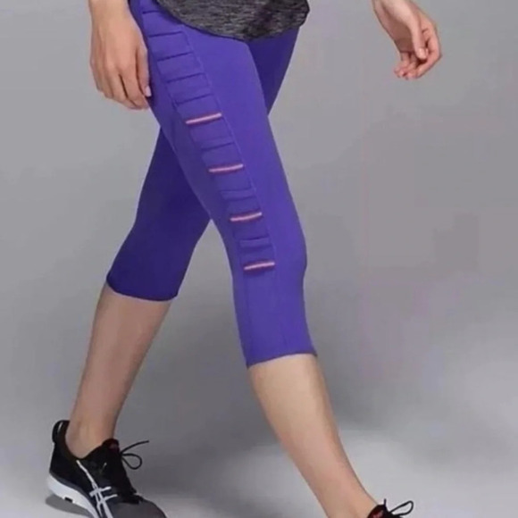 lululemon athletica Pants - Lululemon Breezy Crop Leggings in Iris Flower